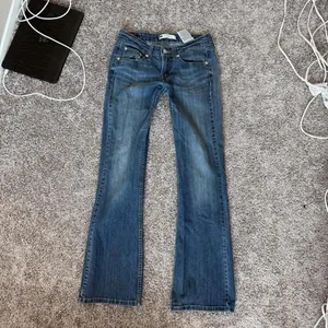 Levi’s 518 Superlow Rise flare jeans in a waist size 27 thumbnail 2
