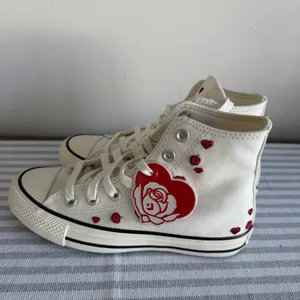 Converse NEW Women's Chuck Taylor All Star Embroidered Roses Hi Top Shoe Size 6 thumbnail 5