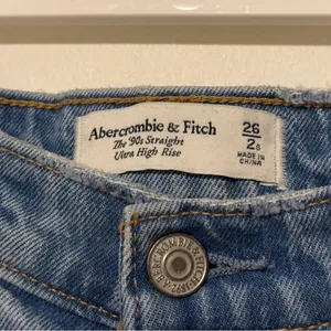 Abercrombie & Fitch The 90s Straight Utra High Rise Size 26 / 2 Short thumbnail 3
