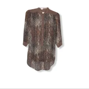 Wilfred Aritzia Silk High Low Reptile Print Top‎ thumbnail 8