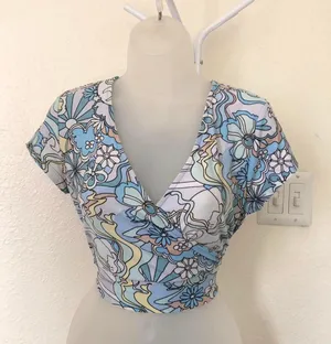 No Comment Blue floral crop wrap top shirt blouse V-neck o-ring open back-Size M Measurements in pics thumbnail 1