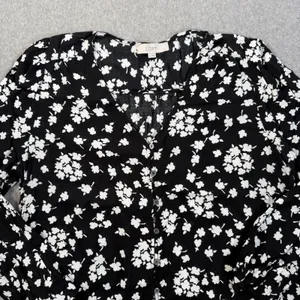 Ann Taylor LOFT Women's Large Black & White Floral Print V-Neck Button Front Blouse Top thumbnail 4