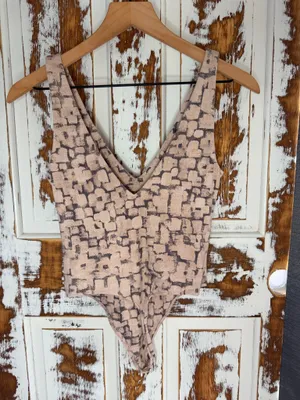 Babaton Aritzia Contour Double V Bodysuit Size S Abstract Print Dopamine Y2K thumbnail 2