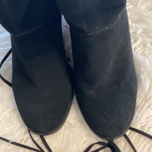 Toms Boots Size 11 Excellent Condition Color Black Heel 3” Stable Leather thumbnail 7