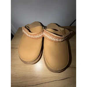 Women's UGG Goldenstar UGGBRAID SHEEPSKIN CLOG NWOB SZ 7‎ Z thumbnail 6