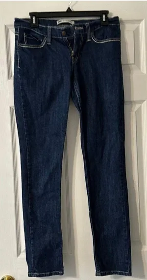 Levi skinny jeans are a junior size 9. thumbnail 1