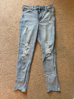 Hollister Ultra High-Rise Mom Jeans thumbnail 4
