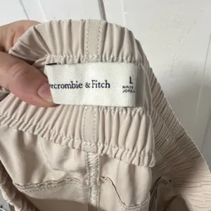 Abercrombie & Fitch Traveler Apres pant with jogger style bottom in cream L thumbnail 6