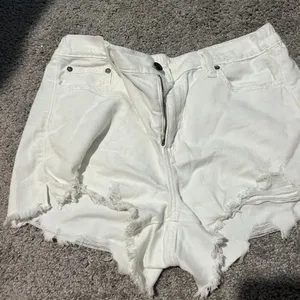 Aerie medium‎ white distressed shorts thumbnail 1