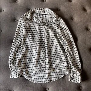 Zara small white button‎ down blouse thumbnail 1