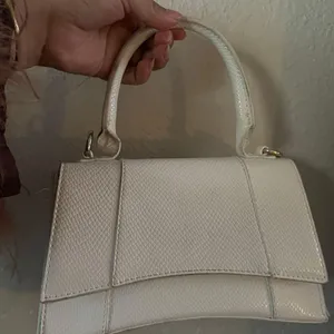 White Structured shoulder purse Handle thumbnail 2