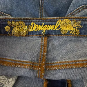 DESIGUAL EXOTIC Celana jeans- Pakaian Jadi Wanita- floral appliqué Size 30 EUC thumbnail 13