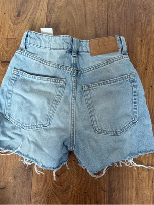 H&M denim shorts thumbnail 4