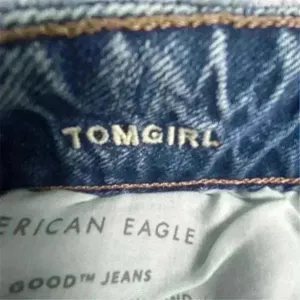 American Eagle Women's Tomgirl Distressed Boyfriend Jeans Size‎ 4 waist 28 Blue thumbnail 8