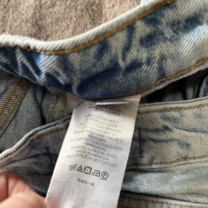 We The Free FREE PEOPLE Loose Fit Distressed Straight Leg Light Wash Denim Jeans Sz 28 EUC thumbnail 4