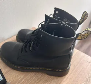 Dr. Martens Black thumbnail 4