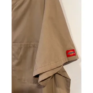 Dickies V-neck scrub top in tan Khaki Large thumbnail 5