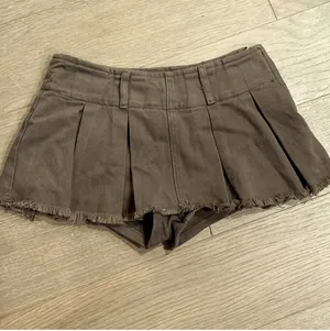 Edikted NWOT olive green pleated skort Washed Denim Pleated Micro Skort thumbnail 4