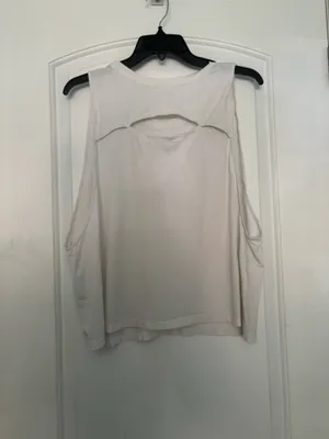 White workout tank Size M thumbnail 2