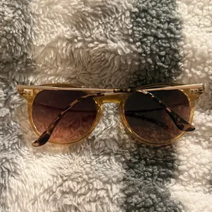 Stylish Gold Sunglasses thumbnail 3