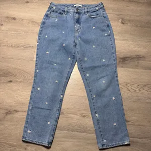 PacSun Mom Jean 29 or 8 Medium Wash Blue Embroidered‎ Daisy Floral Denim Pants thumbnail 2