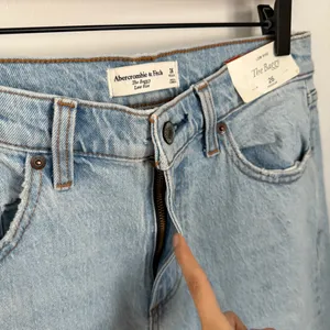 Abercrombie & Fitch 26 NEW Baggy Low Rise Jeans Light Wash Distressed Knee thumbnail 4