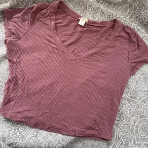 Bozzolo Mauve Ribbed V-Neck Crop Top thumbnail 1