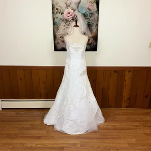 Beautiful David’s Bridal Lace Wedding Gown thumbnail 2