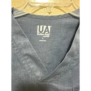 UA Butter Soft Stretch‎ Scrub Top Blue V Neck Short Sleeve Women's Size L thumbnail 2