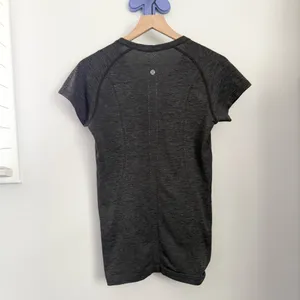 Lululemon 8 Swiftly Tech T-Shirt Charcoal Grey Active Gym Running thumbnail 2