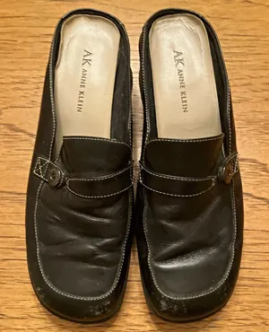 AK Anne Klein Black Leather Slip-On Mule Heels Closed Toe Button 7.5M thumbnail 1