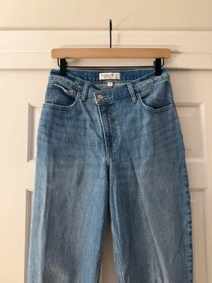 Abercrombie Curve Love 90s Straight Ultra High-Rise Jeans thumbnail 2