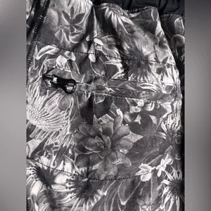 Lululemon Hotty Hot Short Flowabunga Black Angel Wing / Black. Size 8 thumbnail 5