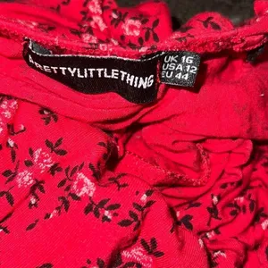 Pretty Little Thing ✨Red Ditsy Floral Print Frill Detail Shift Dress✨ thumbnail 10