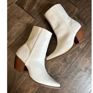 White Western Ankle‎ Boots Pointed Toe Cowboy Booties Size 9 EUR 40 thumbnail 2