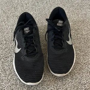 Nike Women’s Black Tennis Shoes Size 7 thumbnail 2
