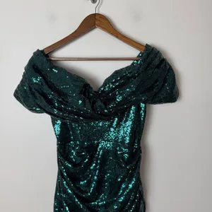 Ellae Lisque I'm the Gift Emerald‎ Green Off Shoulder Sequin Mini Dress Medium thumbnail 4