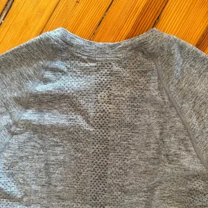 Lululemon Swiftly Tech Long Sleeve Crew 2.0 in Slate/White Size 4 thumbnail 5