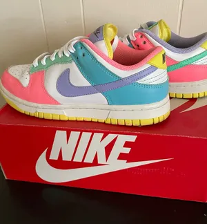 Nike Women’s Dunk Low SE thumbnail 1