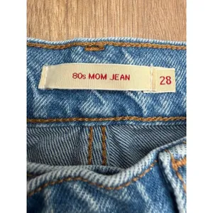 Levi's Premium 80s Mom Jeans Women 28 High Rise Tapered Light Wash Denim thumbnail 5