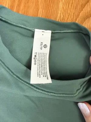 Lululemon T-shirt thumbnail 3
