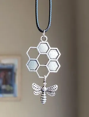 Handmade antique silver tone BEE retro vintage boho chic aesthetic necklace🐝 thumbnail 3