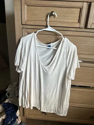 Old Navy Cream Short Sleeve V-Neck Tee thumbnail 2