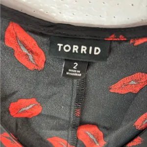 TORRID 2X Lips Kiss Black Blouse with Red Lip Pattern Cold Shoulder Top - Plus thumbnail 9