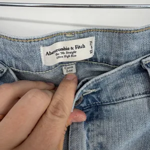 Abercrombie Curve Love 90s Straight Ultra High Rise Jeans Blue Size 29 8R‎ thumbnail 4