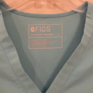 Figs scrub top size small thumbnail 2