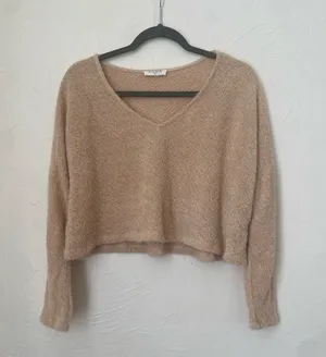 Storia v-neck cropped long sleeve sweater size M thumbnail 1