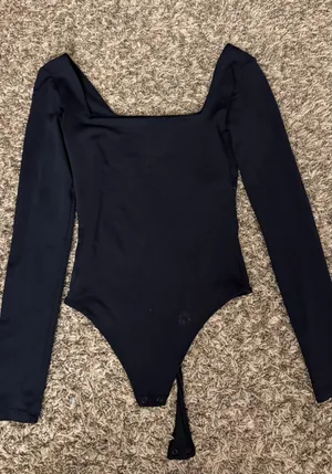 Aritzia Babaton Contour Bodysuit Long Sleeve Square Neck Black thumbnail 3