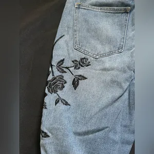 PacSun Black Rose Embroidered Distressed Women's Mom Denim Jeans SZ 29 Brand New thumbnail 12