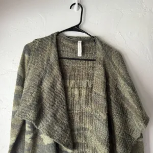 Aeropostale Women‎ Camouflage Print Waterfall Cardigan Sweater Size Medium thumbnail 2